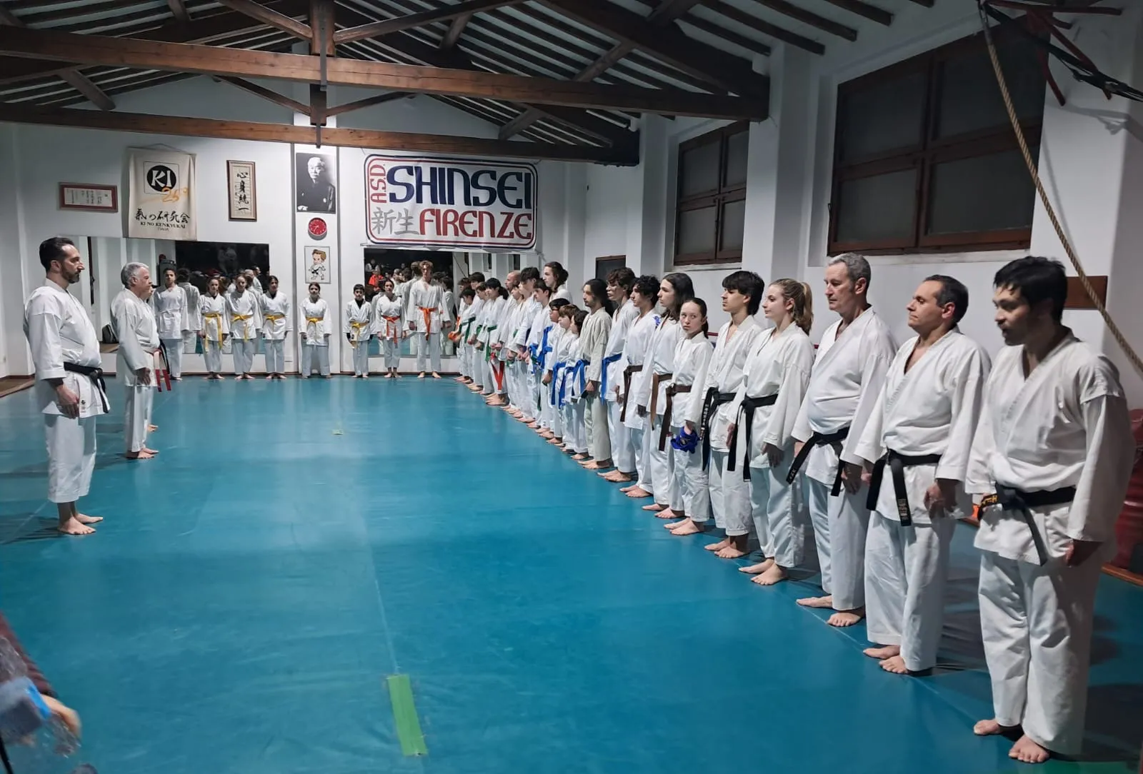 Allievi e maestri dell'O-Nami Karate Firenze schierati sul tatami della palestra Shinsei